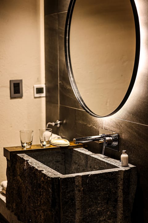 Superior Suite | Bathroom | Shower, free toiletries, hair dryer, bathrobes