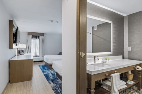 Deluxe Room | Bathroom | Combined shower/tub, free toiletries, hair dryer, towels