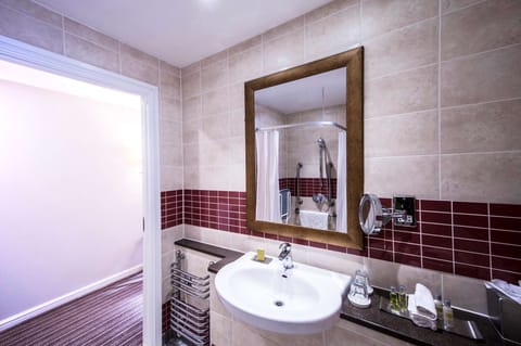 Room, 1 King Bed, Accessible, Non Smoking | Bathroom | Combined shower/tub, free toiletries, hair dryer, towels