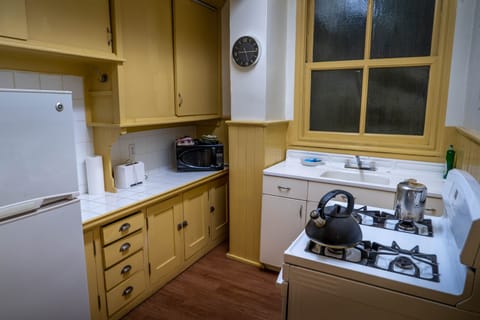 Superior Room, 1 Bedroom | Private kitchen | Full-size fridge, microwave, oven, stovetop