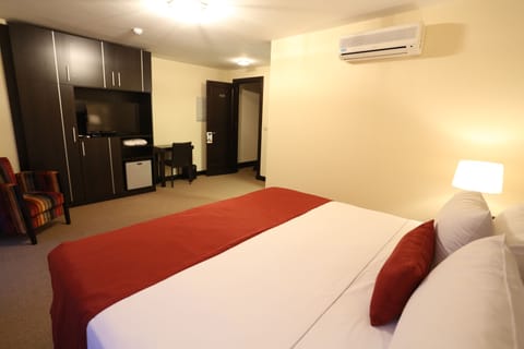 Superior Room, 1 King Bed | Minibar, in-room safe, individually decorated, individually furnished