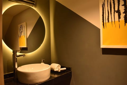 Shower, rainfall showerhead, free toiletries, hair dryer