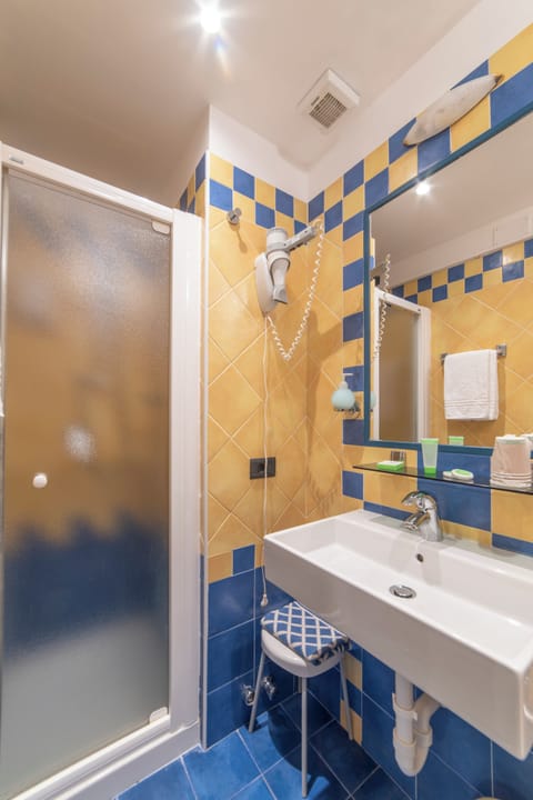 Triple Room | Bathroom | Shower, hair dryer, bidet