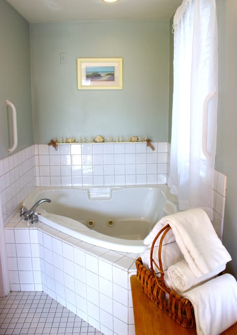 Fireside Jacuzzi Queen Room First Floor Only | Bathroom | Rainfall showerhead, free toiletries, hair dryer, towels