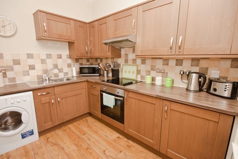 Apartment, 1 Bedroom (Jorvik) | Private kitchen | Fridge, microwave, oven, stovetop