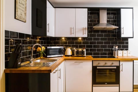 Apartment, 1 Bedroom (King Richard's Snug) | Private kitchen | Fridge, microwave, oven, stovetop