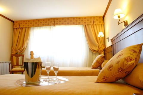 Executive Twin Room | Minibar, in-room safe, desk, free WiFi