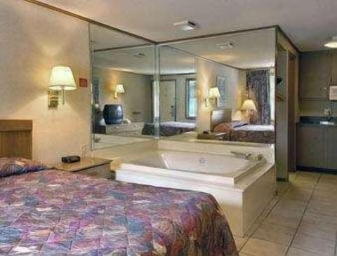 Suite, 1 Queen Bed, Hot Tub | In-room safe, blackout drapes, free cribs/infant beds, rollaway beds