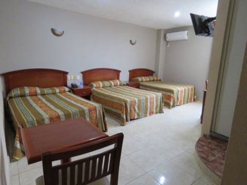 Family Room | Desk, laptop workspace, free WiFi, bed sheets