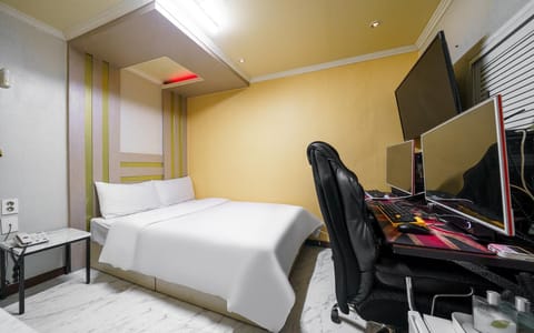 Room (Couple PC Room (High Spec 3070 Netfli) | 1 bedroom, free WiFi, bed sheets