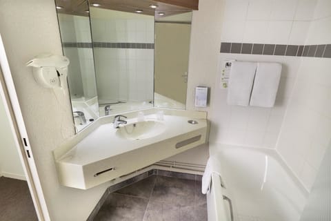 Combined shower/tub, eco-friendly toiletries, hair dryer, towels