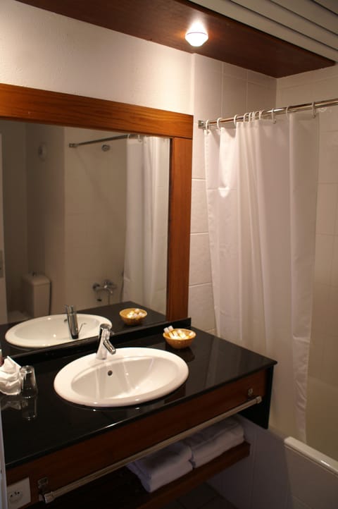 Studio, Sea View | Bathroom | Separate tub and shower, free toiletries, hair dryer, towels