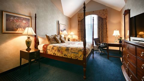 Executive Room, 1 Queen Bed, Non Smoking, Refrigerator & Microwave (Four Poster Bed) | In-room safe, desk, laptop workspace, blackout drapes