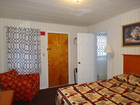 Standard Room, 1 Queen Bed | Iron/ironing board, free WiFi