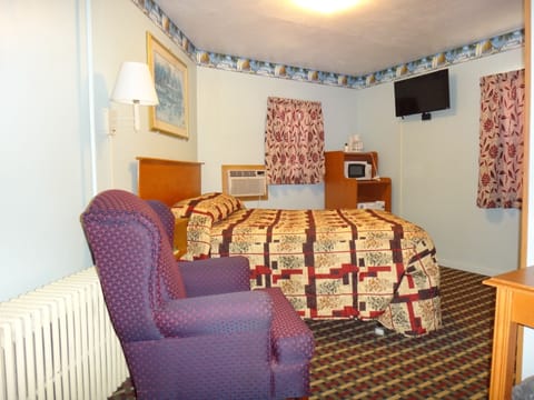 Standard Room, 1 Queen Bed | Iron/ironing board, free WiFi