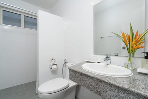 Standard Bungalow | Bathroom | Shower, free toiletries, hair dryer, bidet