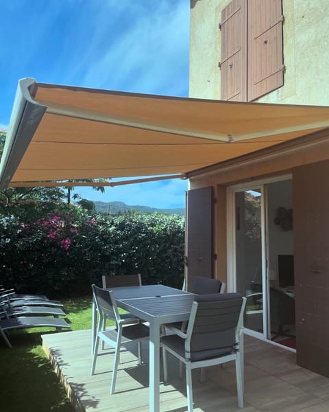 Remote control sun canopy provides shade for al fresco breakfasts & lunches.

