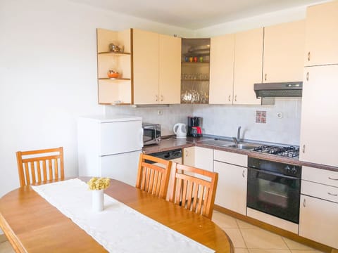 Apartment (A1) | Private kitchen | Oven, coffee/tea maker, electric kettle