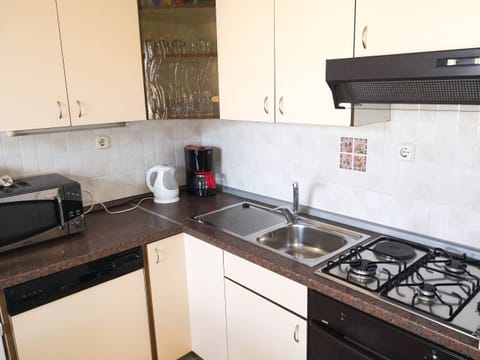 Apartment (A1) | Private kitchen | Oven, coffee/tea maker, electric kettle