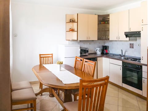 Apartment (A1) | Private kitchen | Oven, coffee/tea maker, electric kettle