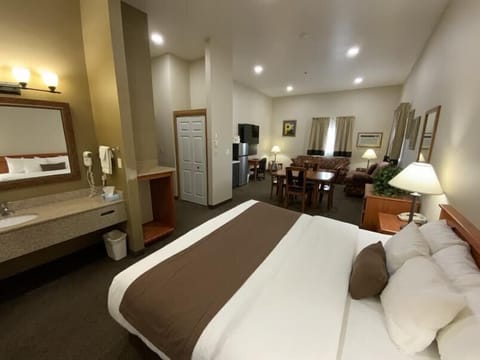 Deluxe Suite, 1 King Bed, Non Smoking | Desk, free WiFi, bed sheets