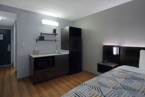 Standard Room, 1 King Bed, Non Smoking, Kitchenette | Desk, free WiFi, bed sheets