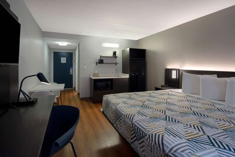 Standard Room, 1 King Bed, Non Smoking, Kitchenette | Desk, free WiFi, bed sheets