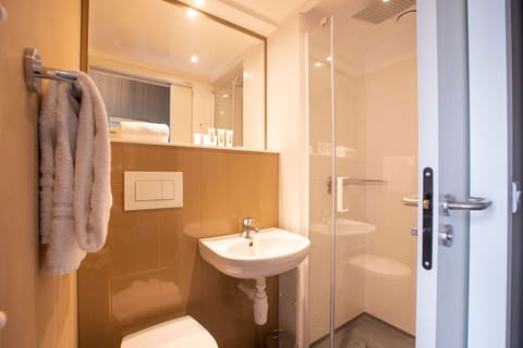 Tight Fit | Bathroom | Shower, free toiletries, hair dryer, soap