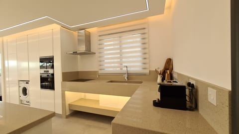 Deluxe Villa | Private kitchen | Fridge, microwave, stovetop, coffee/tea maker