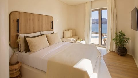 Exclusive Suite, Sea View | Premium bedding, minibar, in-room safe, desk