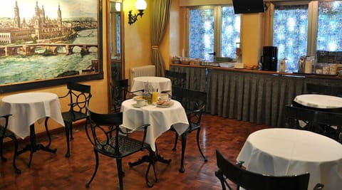 Daily continental breakfast (EUR 3.5 per person)