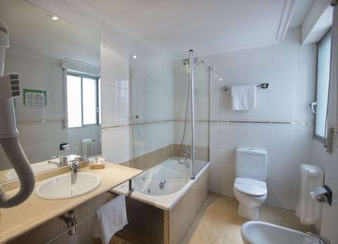 Jetted tub, free toiletries, hair dryer, bidet