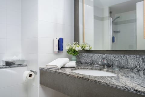 Combined shower/tub, designer toiletries, hair dryer, slippers