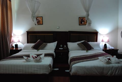 Twin Room | Living area | 32-inch flat-screen TV with satellite channels, TV, first-run movies