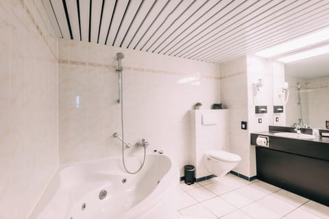 Executive Double Room | Bathroom | Combined shower/tub, jetted tub, free toiletries, hair dryer