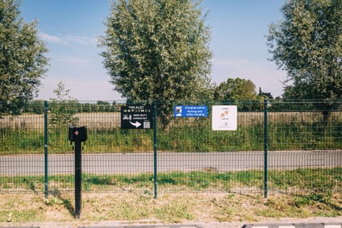 Electric vehicle charging station