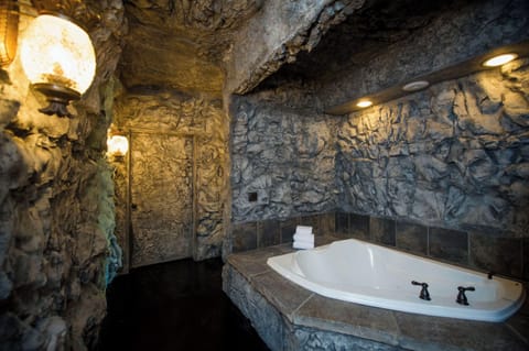 Cave | Jetted tub