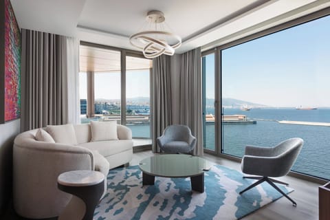 Premium bedding, minibar, in-room safe, desk