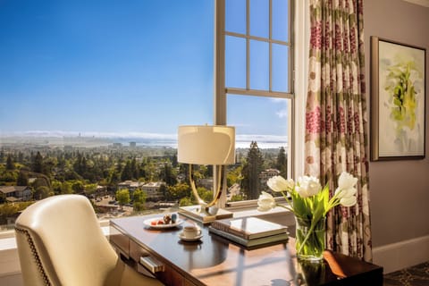 47-inch flat-screen TV with digital channels, Smart TV, table tennis