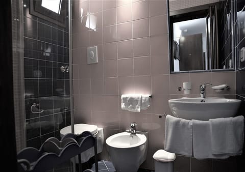 Classic Room | Bathroom | Shower, free toiletries, hair dryer, bidet