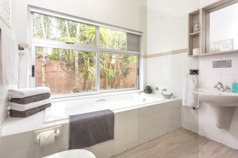Twin Suite | Bathroom | Separate tub and shower, deep soaking tub, rainfall showerhead