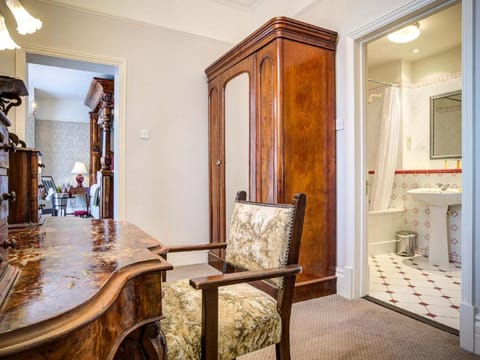 Master 4 Poster | In-room safe, iron/ironing board, free WiFi, bed sheets