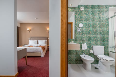 Suite | Bathroom | Free toiletries, hair dryer, towels, soap