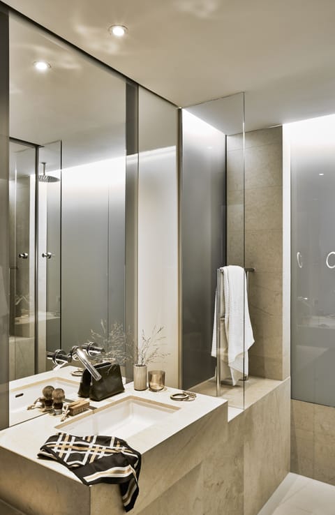 Deluxe Room | Bathroom shower