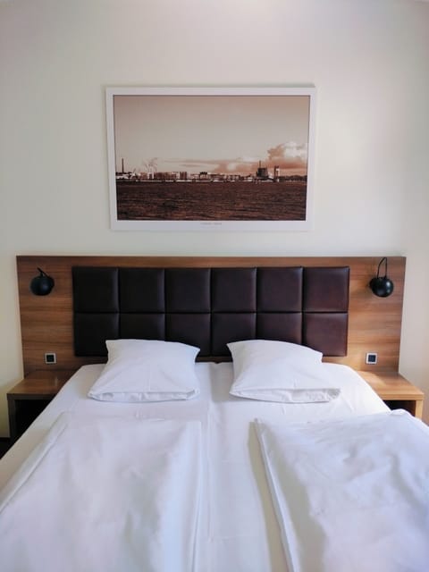 Premium Room, 1 Double Bed | Desk, blackout drapes, soundproofing, iron/ironing board