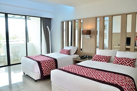 Deluxe Twin Room | In-room safe, blackout drapes, free WiFi, bed sheets
