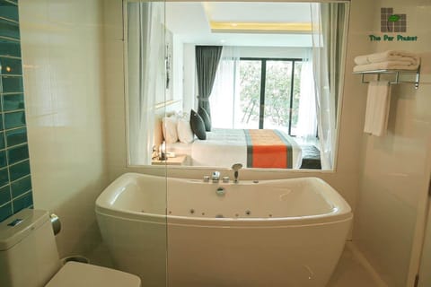 Junior Suite | Bathroom | Free toiletries, towels
