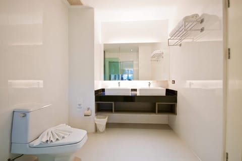 The Par Suite | Bathroom | Free toiletries, towels