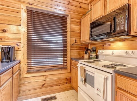 Cubs Cozy Den's fully equipped kitchen