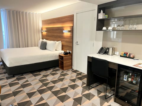 Deluxe Room, Accessible | Premium bedding, down comforters, pillowtop beds, minibar